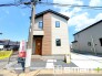～優しい印象の外観～
・環境にも馴染みやすく、汚れもあまり目立たない淡いベージュ系の外観は落ち着いた雰囲気を醸し出してくれますね。
・木の温もりを感じる木目調のデザインがアクセントとなりオシャレに見せてくれますね。
(１号棟)