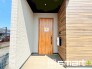 ～お住まいの顔「玄関」～
・木のぬくもりを感じる木目調の玄関ドアを採用する事でお住まいの「顔」の印象が大きく変わりますね。
(１号棟)