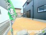 ～広々したお庭のある邸宅～
・余裕の敷地には広いお庭もご用意。
・ガーデニングや安らぎの空間として、倉庫を置いたりと様々な活用が可能です。
・人工芝の敷設などもお気軽にご相談くださいませ。
