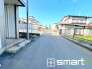 ～閑静な住宅街の立地～
・周辺は閑静な住宅街となっておりますので、静かな暮らしをご実現いただけます。
・前面道路の交通量も多くないので、小さなお子様がいるご家庭でもご安心ですね。

