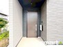 ～デザイン性に優れた玄関～
・モダンなデザインの玄関ドアを採用する事でお住まいの「顔」の印象が大きく変わります。
・毎日帰宅した際に嬉しくなる仕様です。
(１号棟)