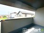 ～屋根付きのバルコニー～
・バルコニーは屋根付きなので急な雨でも安心です。
・奥行きもあるので洗濯物が干しやすいのも嬉しいポイントですね。
(１号棟)