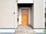 ～お住まいの顔「玄関」～
・玄関ドアの上にはもちろん軒がございますので、雨の日でも濡れずに鍵の開閉が可能です。
・鍵は防犯性に優れたディンプルキーを採用。
