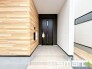 ～お住まいの顔「玄関」～
・玄関ドアの上にはもちろん軒がございますので、雨の日でも濡れずに鍵の開閉が可能です。
・鍵は防犯性に優れたディンプルキーを採用。

