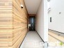 ～お住まいの顔「玄関」～
・玄関ドアの上にはもちろん軒がございますので、雨の日でも濡れずに鍵の開閉が可能です。
・鍵は防犯性に優れたディンプルキーを採用。

