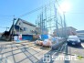 ～閑静な住宅街の立地～
・周辺は閑静な住宅街となっておりますので、静かな暮らしをご実現いただけます。
・前面道路の交通量も多くないので、小さなお子様がいるご家庭でもご安心ですね。
