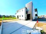 ～ゆとりあるカースペース３台分～
・セカンドカーや来客時にも困らないカースペース３台分。カースペースだけでなく、自転車やバイクのおける余裕の広さです。
・カーポートなどのオプションもお気軽にご相談くださいませ。
(３号棟)