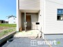 ～お住まいの顔「玄関」～
・玄関ドアの上にはもちろん軒がございますので、雨の日でも濡れずに鍵の開閉が可能です。
・鍵は防犯性に優れたディンプルキーを採用。
