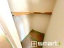 ～あると嬉しいウォークインクローゼット～
・ウォークインクローゼット付のお部屋。衣類をハンガーに掛けたまま収納できるのがうれしいですね。
・季節ものや小物類なども整理整頓しやすく生活空間が広がります。
