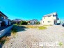 1号棟 ～閑静な住宅街の立地～
・周辺は閑静な住宅街となっておりますので、静かな暮らしをご実現いただけます。
・前面道路の交通量も多くないので、小さなお子様がいるご家庭でもご安心ですね。
