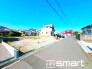 1号棟 ～十分な広さのある前面道路～
・前面道路は約4ｍございますので、お車でのすれ違いも可能で余計なストレスがかかりません。
・日々お車での移動が多い方には大切なポイントですね。
