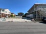 ～十分な広さのある前面道路～
・前面道路は約6ｍございますので、お車でのすれ違いも楽々で余計なストレスがかかりません。
・日々お車での移動が多い方には大切なポイントですね。
