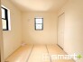 3号棟 ～「和みの部屋」和室をご用意～
・ゴロンと寝転がったり、お子様のいるご家庭ではお子様を寝かしつけたり、などご活用いただける和室をご用意。
・やはり畳の香りは心が落ち着きますね。
