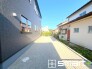 ～広々したお庭のある邸宅～
・余裕の敷地には広いお庭もご用意。
・ガーデニングや安らぎの空間として、倉庫を置いたりと様々な活用が可能です。
・人工芝の敷設などもお気軽にご相談くださいませ。
