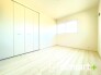 1号棟 ～収納豊富な洋室～
・各居室に備え付けの収納をご用意。タンスなどを置く場合と比べ出っ張らないので部屋の中を有効のご活用いただけます。
・収納の広さなどぜひ現地でご確認くださいませ。
