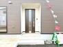 ～お住まいの顔「玄関」～
・玄関ドアの上にはもちろん軒がございますので、雨の日でも濡れずに鍵の開閉が可能です。
・鍵は防犯性に優れたディンプルキーを採用。
（1号棟）