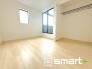 ～２面採光の明るいお部屋～
・洋室は２面採光とする事で穏やかな陽の入る明るい空間となっております。
・くつろぎのプライベート時間を明るい空間で穏やかにお過ごしいただけます。
（1号棟）
