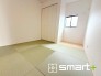 ～使い勝手の良い「和洋室」～
・畳敷きに建具は洋風、というハイブリッド型の「和洋室」。和室と洋室の良い所を組み合わせたお部屋です。
・やはり畳の香りは心が落ち着きますね。
（1号棟）
