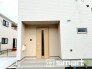 ～お住まいの顔「玄関」～
・玄関ドアの上にはもちろん軒がございますので、雨の日でも濡れずに鍵の開閉が可能です。
・鍵は防犯性に優れたディンプルキーを採用。
