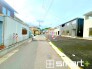 ～十分な広さのある前面道路～
・前面道路は約4ｍございますので、お車でのすれ違いも可能で余計なストレスがかかりません。
・日々お車での移動が多い方には大切なポイントですね。
