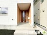 ～お住まいの顔「玄関」～
・玄関ドアの上にはもちろん軒がございますので、雨の日でも濡れずに鍵の開閉が可能です。
・鍵は防犯性に優れたディンプルキーを採用。
