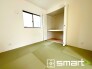 ～使い勝手の良い「和洋室」～
・畳敷きに建具は洋風、というハイブリッド型の「和洋室」。和室と洋室の良い所を組み合わせたお部屋です。
・やはり畳の香りは心が落ち着きますね。
