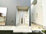 ～デザイン性に優れた玄関～
・モダンなデザインの玄関ドアを採用する事でお住まいの「顔」の印象が大きく変わります。
・毎日帰宅した際に嬉しくなる仕様です。
