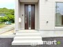 ～お住まいの顔「玄関」～
・玄関ドアの上にはもちろん軒がございますので、雨の日でも濡れずに鍵の開閉が可能です。
・鍵は防犯性に優れたディンプルキーを採用。
（1号棟）