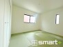 5号棟 ～使い勝手の良い「和洋室」～
・畳敷きに建具は洋風、というハイブリッド型の「和洋室」。和室と洋室の良い所を組み合わせたお部屋です。
・やはり畳の香りは心が落ち着きますね。
