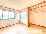 ～２面採光の明るいお部屋～
・洋室は２面採光とする事で穏やかな陽の入る明るい空間となっております。
・くつろぎのプライベート時間を明るい空間で穏やかにお過ごしいただけます。
