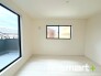 ～２面採光の明るいお部屋～
・洋室は２面採光とする事で穏やかな陽の入る明るい空間となっております。
・くつろぎのプライベート時間を明るい空間で穏やかにお過ごしいただけます。
(１号棟)