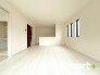 ～窓からはたっぷりの陽光～
・穏やかな陽だまりに包まれる居心地の良いＬＤＫは南側に大開口の窓があるので明るく開放的な空間になります。
・柔らかみのあるナチュラルカラーで、家具やカーテンの色も選びやすいですね。
(１号棟)