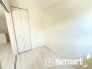 2号棟 ～収納豊富な洋室～
・各居室に備え付けの収納をご用意。タンスなどを置く場合と比べ出っ張らないので部屋の中を有効のご活用いただけます。
・収納の広さなどぜひ現地でご確認くださいませ。
