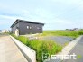 ～閑静な住宅街の立地～
・周辺は閑静な住宅街となっておりますので、静かな暮らしをご実現いただけます。
・前面道路の交通量も多くないので、小さなお子様がいるご家庭でもご安心ですね。
