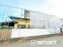 ～閑静な住宅街の立地～
・周辺は閑静な住宅街となっておりますので、静かな暮らしをご実現いただけます。
・前面道路の交通量も多くないので、小さなお子様がいるご家庭でもご安心ですね。
