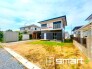～閑静な住宅街の立地～
・周辺は閑静な住宅街となっておりますので、静かな暮らしをご実現いただけます。
・前面道路の交通量も多くないので、小さなお子様がいるご家庭でもご安心ですね。
