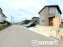 ～閑静な住宅街の立地～
・周辺は閑静な住宅街となっておりますので、静かな暮らしをご実現いただけます。
・前面道路の交通量も多くないので、小さなお子様がいるご家庭でもご安心ですね。
