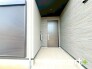～お住まいの顔「玄関」～
・玄関ドアの上にはもちろん軒がございますので、雨の日でも濡れずに鍵の開閉が可能です。
・鍵は防犯性に優れたディンプルキーを採用。
