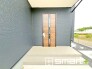 ～デザイン性に優れた玄関～
・モダンなデザインの玄関ドアを採用する事でお住まいの「顔」の印象が大きく変わります。
・毎日帰宅した際に嬉しくなる仕様です。
