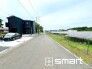 ～十分な広さのある前面道路～
・前面道路は約５ｍございますので、お車でのすれ違いも楽々で余計なストレスがかかりません。
・日々お車での移動が多い方には大切なポイントですね。
