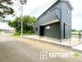 ～閑静な住宅街の立地～
・周辺は閑静な住宅街となっておりますので、静かな暮らしをご実現いただけます。
・前面道路の交通量も多くないので、小さなお子様がいるご家庭でもご安心ですね。
