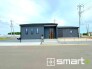 ～シックな色彩の外観を採用～
・外壁に濃い色を採用する事でモダンな印象のシックな外観となっております。
・高級感も出るので毎日家に帰るのが誇らしくなります。ぜひ現地でご確認くださいませ。

