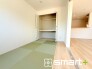 ～使い勝手の良い「和洋室」～
・畳敷きに建具は洋風、というハイブリッド型の「和洋室」。和室と洋室の良い所を組み合わせたお部屋です。
・やはり畳の香りは心が落ち着きますね。
