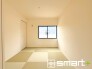 ～使い勝手の良い「和洋室」～
・畳敷きに建具は洋風、というハイブリッド型の「和洋室」。和室と洋室の良い所を組み合わせたお部屋です。
・やはり畳の香りは心が落ち着きますね。
