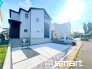～閑静な住宅街の立地～
・周辺は閑静な住宅街となっておりますので、静かな暮らしをご実現いただけます。
・前面道路の交通量も多くないので、小さなお子様がいるご家庭でもご安心ですね。
(２号棟)