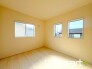 ～２面採光の明るいお部屋～
・洋室は２面採光とする事で穏やかな陽の入る明るい空間となっております。
・くつろぎのプライベート時間を明るい空間で穏やかにお過ごしいただけます。
(２号棟)