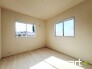 ～２面採光の明るいお部屋～
・洋室は２面採光とする事で穏やかな陽の入る明るい空間となっております。
・くつろぎのプライベート時間を明るい空間で穏やかにお過ごしいただけます。
