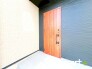 ～お住まいの顔「玄関」～
・木のぬくもりを感じる木目調の玄関ドアを採用する事でお住まいの「顔」の印象が大きく変わりますね。
・毎日帰宅した際に嬉しくなる仕様です。