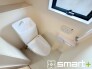 ～窓付きの明るいトイレ～
・清潔感あるシャワートイレ。窓があるので換気もしやすく快適ですね。
・背面にある棚はトイレットペーパーなどの置き場や飾り棚としても利用できますね。
