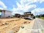 2号棟 ～閑静な住宅街の立地～
・周辺は閑静な住宅街となっておりますので、静かな暮らしをご実現いただけます。
・前面道路の交通量も多くないので、小さなお子様がいるご家庭でもご安心ですね。
